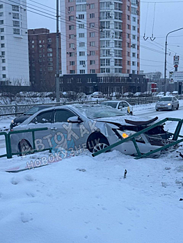 Автомобиль снес ограждение рядом с ГИБДД Новокузнецка