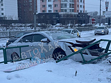 Автомобиль снес ограждение рядом с ГИБДД Новокузнецка