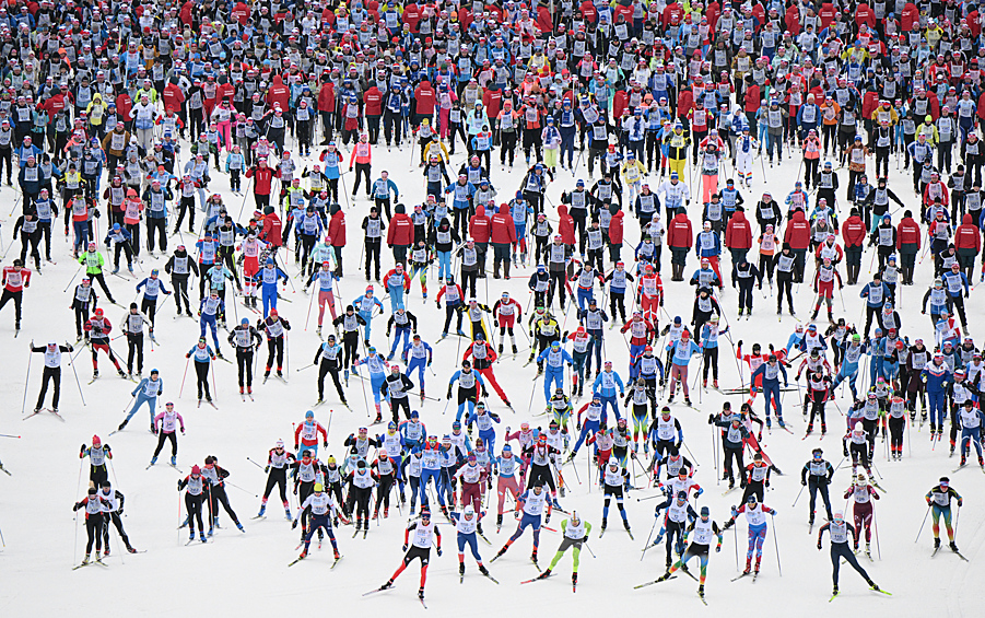 Участники Всероссийской массовой лыжной гонки "Лыжня России - 2023" в Олимпийском центре "Планерная" в Химках