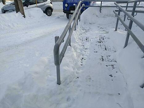 Почтовое отделение в Зонихе оказалось недоступно для инвалидов. На пандусе скопился снег, а тактильные таблицы находились в недосягаемых местах