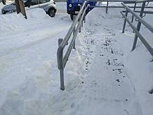 Почтовое отделение в Зонихе оказалось недоступно для инвалидов. На пандусе скопился снег, а тактильные таблицы находились в недосягаемых местах