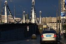 Крымский мост в Москве повредил подъемный кран баржи