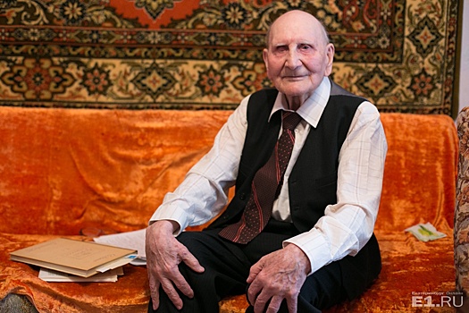 Ветерану из Екатеринбурга, который написал книгу по любовным письмам с фронта, исполнилось 103 года