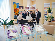 Родители тройни получили от мэра Краснодара в подарок трехместную коляску