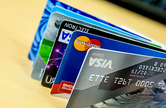 В Самаре мужчина залез в чужое авто, чтобы погреться, повредил стекло и украл карту