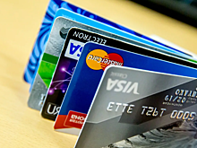 В Самаре мужчина залез в чужое авто, чтобы погреться, повредил стекло и украл карту