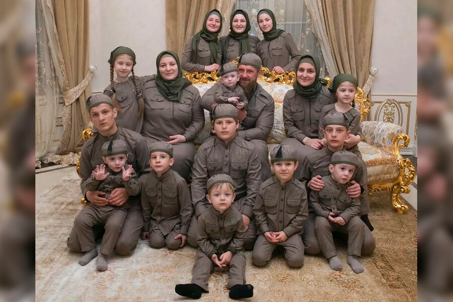 Дети Кадырова. За что супруге главы Чечни дали звание и миллион рублей