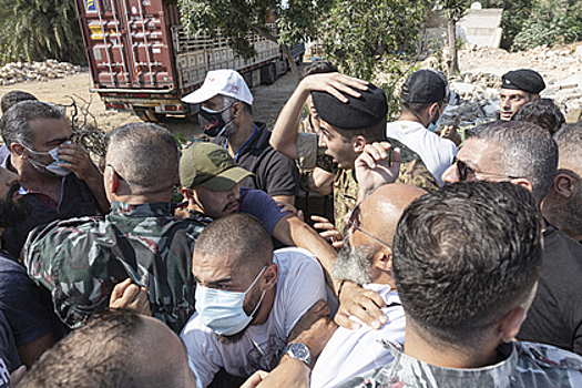 Демонстранты в Бейруте закидали силовиков камнями