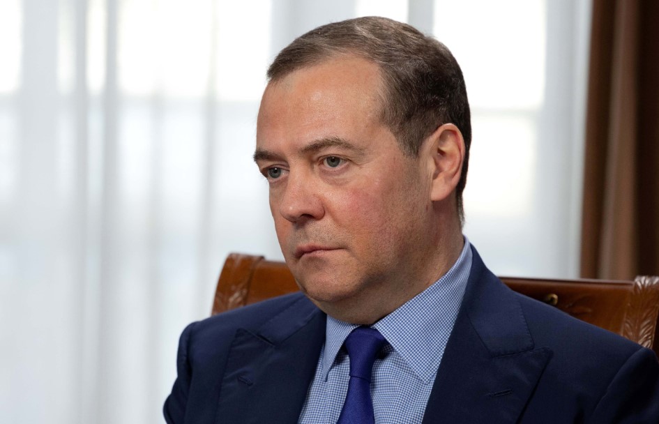 Медведев допустил, что на Зеленского могут устроить покушение, как на Гитлера в 1944-м