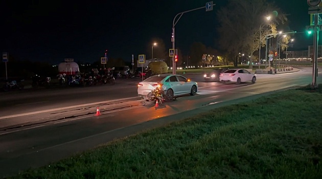 Женщина-мотоциклист врезалась в иномарку в Нижнем Новгороде