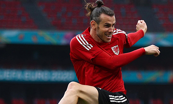 Нападающий Бэйл раскритиковал качество газона в Казани