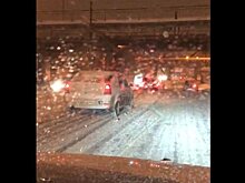 Фрагмент моста у стадиона «Волга» едва не упал на машину