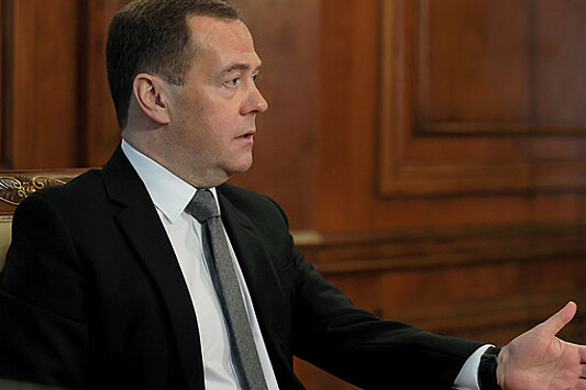 Медведев: Сокращение рабочей недели можно начать как эксперимент в регионах