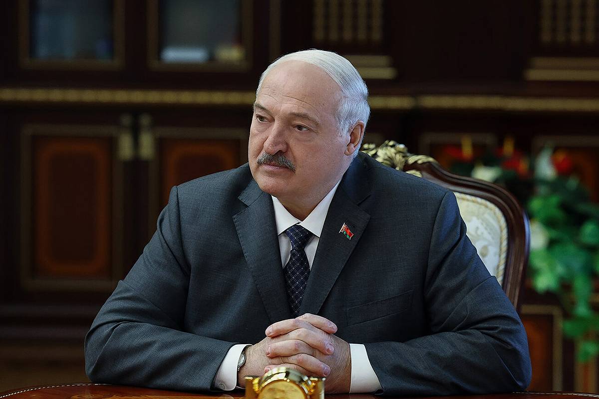 Лукашенко призвал армянский народ к аккуратности при выборе пути развития