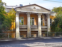 Рядом с усадьбой Рязанова в центре Екатеринбурга с нарушением установили мусорную площадку
