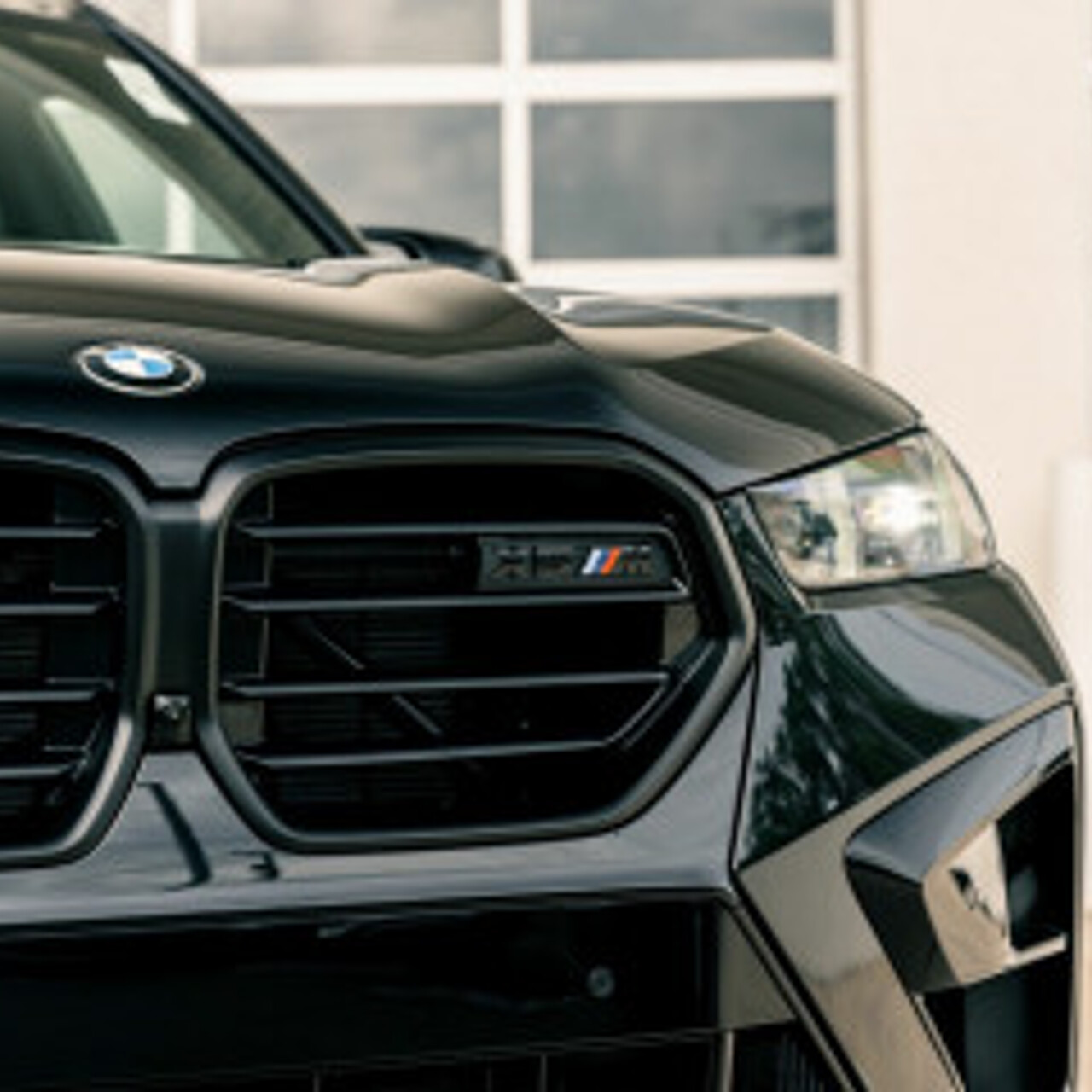 2024 BMW X5 M Competition в цвете Black Sapphire Metallic с идеальной  комплектацией - Рамблер/авто