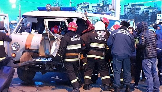 Фельдшер вылетела из скорой помощи после серьезной аварии в Бобруйске