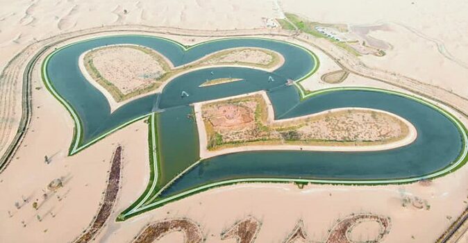 В пустыне Дубая появилось озеро в виде сердец