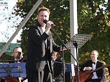 Актёр фильма «Стиляги» Антон Шагин выступил на Всероссийском празднике поэзии в Константинове