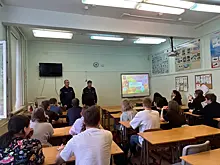 В профессиональный праздник огнеборцев школьникам рассказали о пожарной охране России