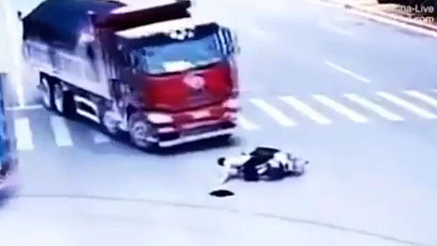 Дваждый избежавший смерти за две секунды мужчина попал на видео