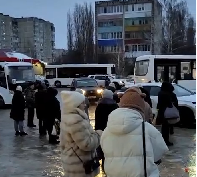 В Ельце из-за ледяного дождя городские автобусы не смогли сдвинуться с места