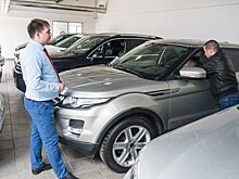 Ослабленный рубль взвинтил цены на автомобили в России