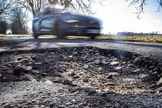 Тюменка пытается добиться ремонта дороги на Салаирском тракте: разметку разрывают ямы