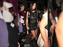 Эмили Ратаковски пришла на вечеринку в рваном платье