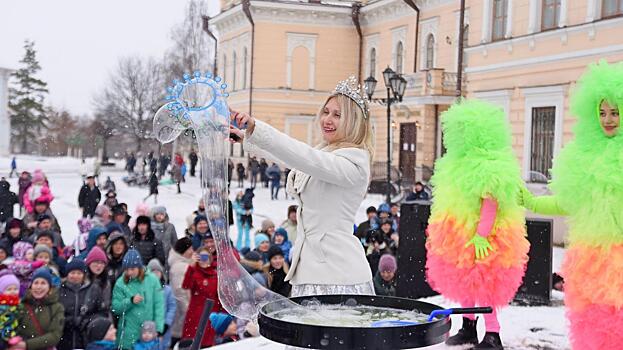 Большие мыльные пузыри разлетелись по Кремлевской площади в Вологде