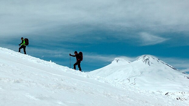 На Эльбрусе на высоте 5400 продолжаются поиски двух пропавших альпинистов