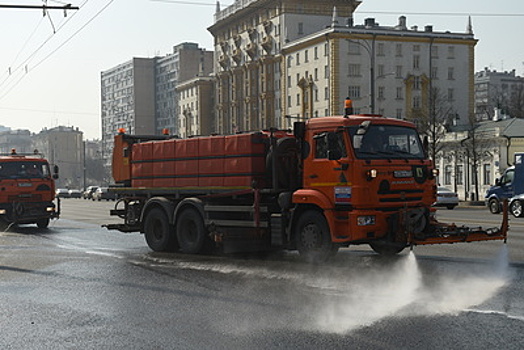 Улицы Москвы помыли шампунем