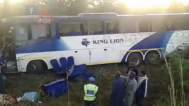 В результате аварии автобуса в Зимбабве погибли 43 человека