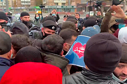Противостояние мусульман и ОМОНа у посольства Франции в Москве попало на видео