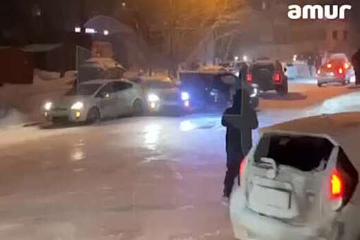 В Хабаровске на видео попала авария неуправляемых из-за гололеда автомобилей