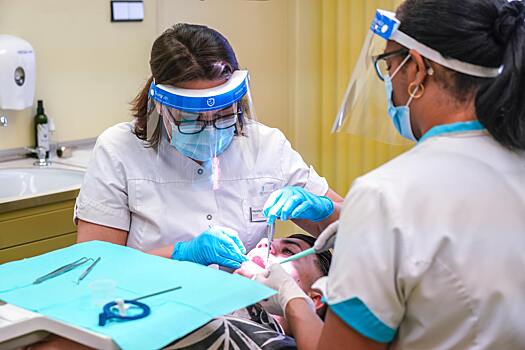 Стоматолог предупредила о влиянии COVID-19 на здоровье зубов и полости рта