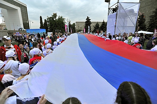 Тысячи ростовчан и их гостей еще раз признались в любви к городу, Дону, родной стране