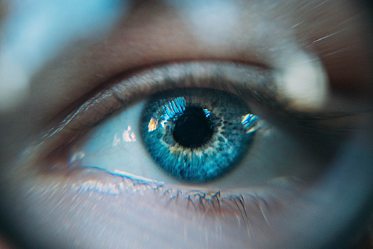 Почти 40% опрошенных россиянок сообщили о желании изменить цвет глаз