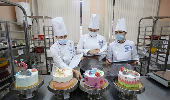 На чемпионате профмастерства в Волгограде участники украшали торты