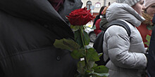 Белорусы несут цветы к зданию посольства Турции после серии землетрясений