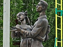 В Подмосковье открыли "эротический" памятник выпускникам