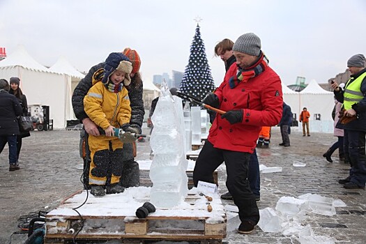 Звезды театра и кино провели мастер-класс по созданию ледяных скульптур в Парке Победы