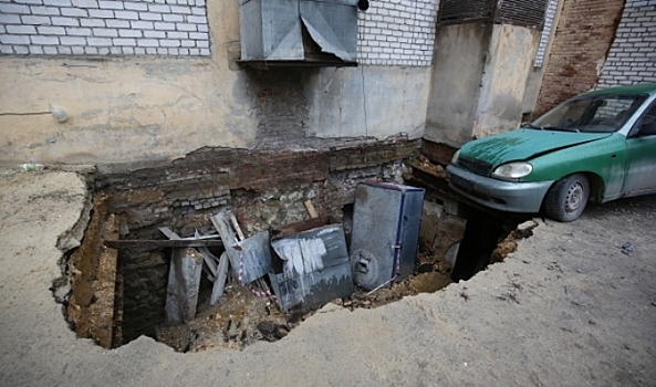 В Советском районе Волгограда чуть не ушел под землю автомобиль