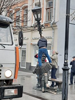 Памятник гармонисту на проспекте Столыпина снова играет музыку