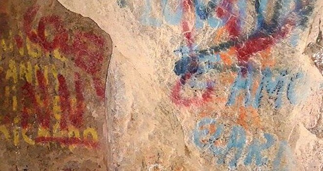 Вандалы разрисовали пещеру с наскальными рисунками в Чили