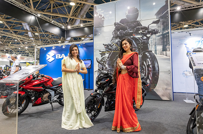 Да, вы угадали: на этом стенде представлена мототехника индийского производства! А конкретнее, продукция фирмы Bajaj: пара недорогих городских мотоциклов моделей Pulsar N250 (чёрный) и Pulsar F250 (красный).