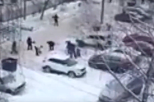 Жители Дзержинска очистили двор от снега, не дожидаясь коммунальщиков