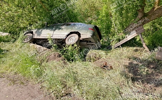 В Курском районе легковушка улетела в кювет с грязной дороги