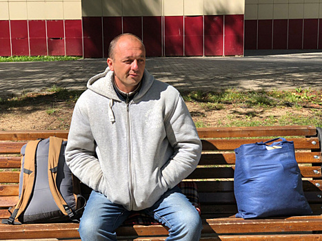 Мужчина живет на лавочке в Наро-Фоминске: что случилось?