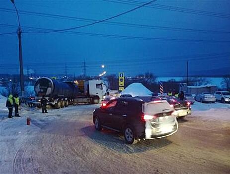 Неудачно повернувший в районе ГЭС тягач на несколько часов осложнил движение транспорта по М-5